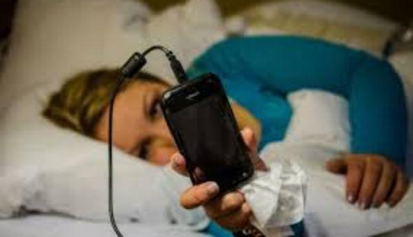 Dormi cu telefonul lângă tine