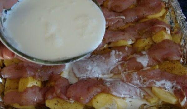 Pui la cuptor pe pat de cartofi