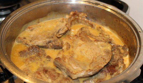 Carne de porc cu ciuperci în sos de muștar