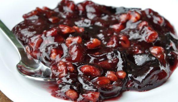 Dulceata de prune cu miez de nuca