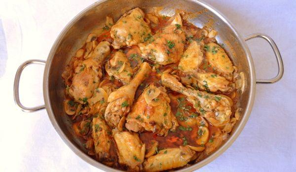 Pui-cu-ciuperci-si-vin-in-sos-de-rosii-la-tigaie