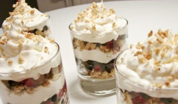 crema-de-iaurt-cu-fructe-de-padure