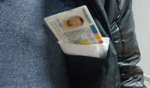 Carte de identitate falsă descoperită la controlul de frontieră