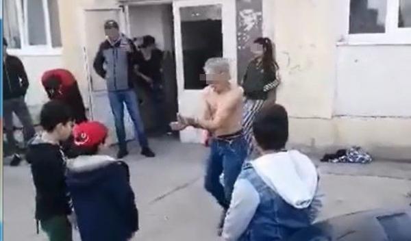 Petrecere in fata blocului