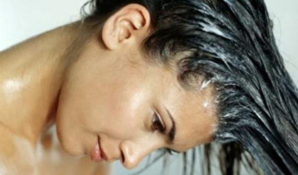 femeie-remedii-naturale-pentru-a-accelera-cresterea-parului