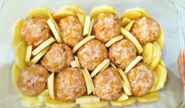 Chiftele-cu-cartofi-la-cuptor