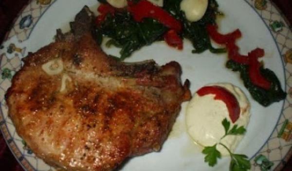 cotlet-la-gratar-cu-unt-si-garnitura-de-spanac