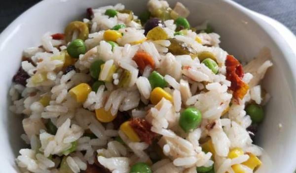 salata-de-orez-cu-piept-de-pui