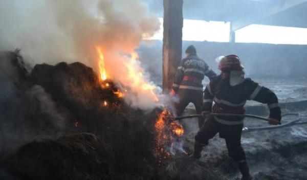Incendiu_la_un_depozit_de_furaje