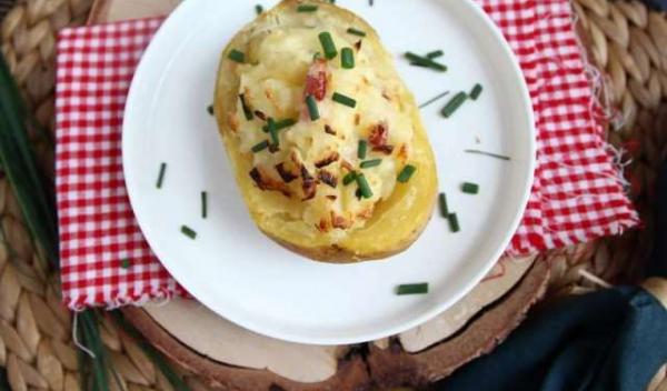 cartofi-umpluti-cu-bacon-si-cascaval