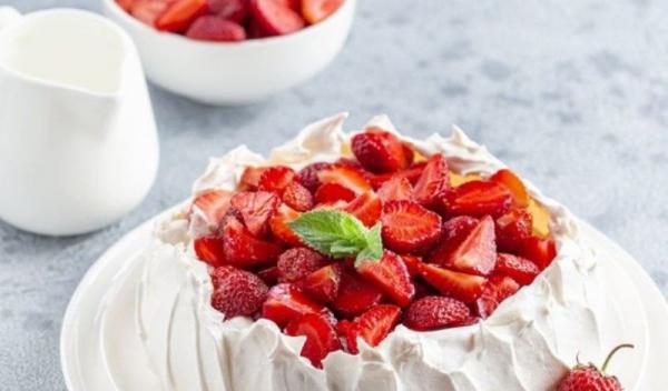 pavlova_cu_capsuni