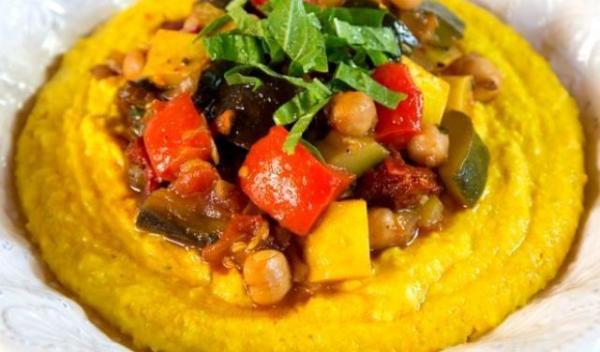 Tocanita_de_legume_pe_pat_de_mamaliga