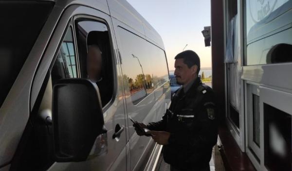 Cărţi de identitate false ascunse în încălţăminte 1
