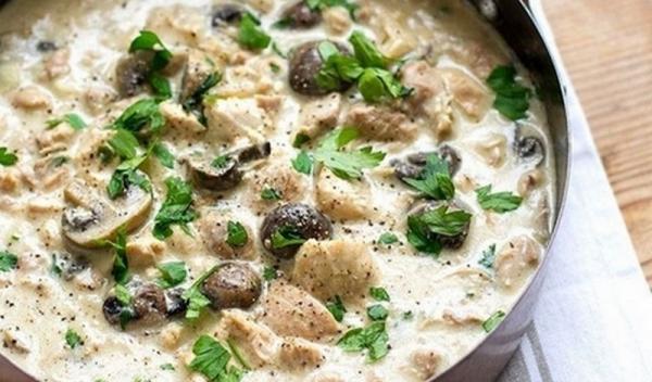 Tocanita-cu-carne-de-pui-ciuperci-si-smantana