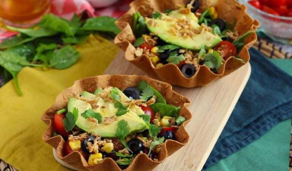 boluri din tortilla cu salata