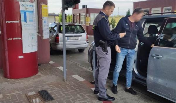 Ansamblu rutier cu probleme oprit din drumul spre Moldova