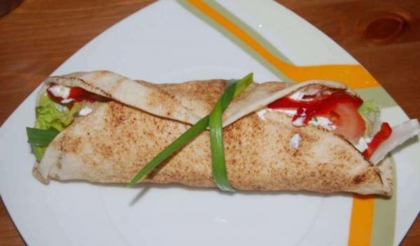 salata-cu-pui-in-lipie