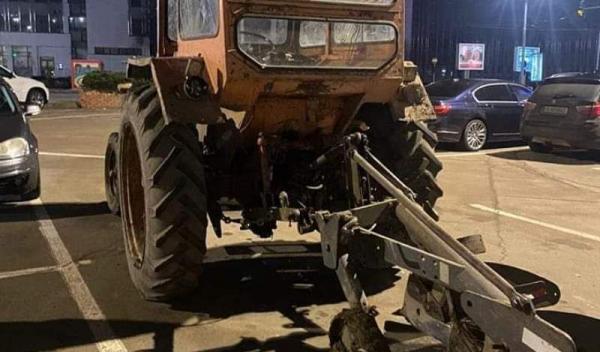 Tractor la Mall