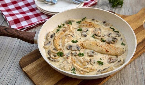 piept-de-pui-cu-sos-de-ciuperci-si-smantana-o