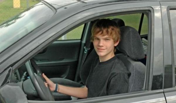 permis de conducere la 17 ani
