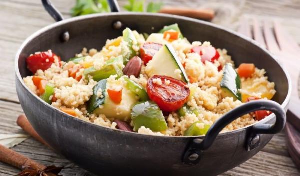 cuscus-cu-legume-intr-o-craticioara-neagra