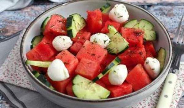 salata-de-pepene-si-castravete