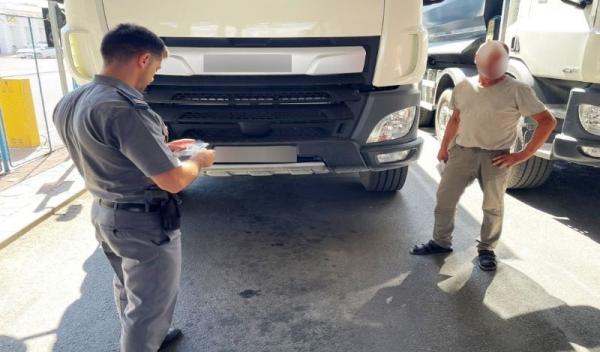 La volanul unui ansamblu rutier, fără să aibă acest drept