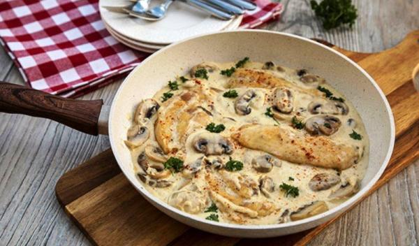 piept-de-pui-cu-sos-de-ciuperci-si-smantana-o