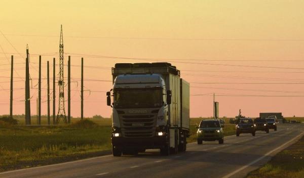 camion-pe-sosea-scania