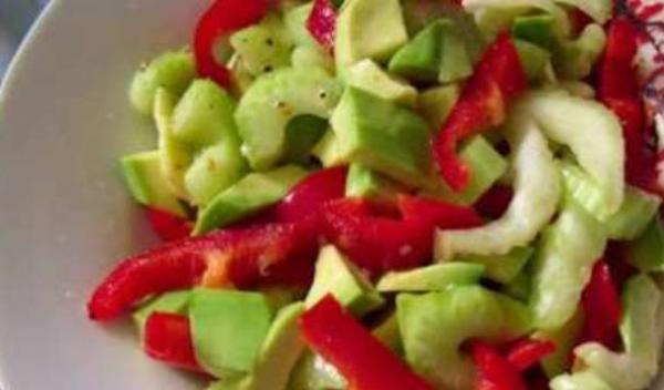 salata-cu-avocado-tulpini-de-telina-si-ardei