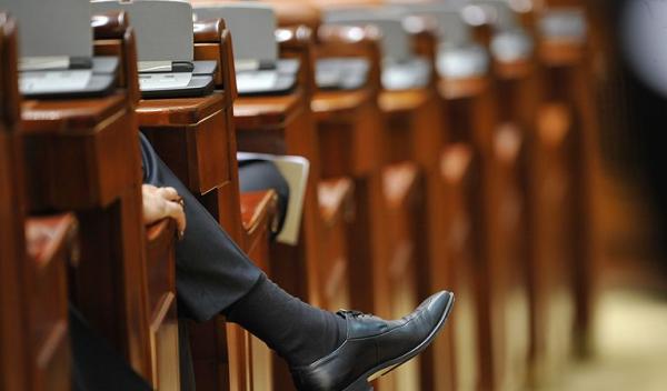 Scade numărul de parlamentari