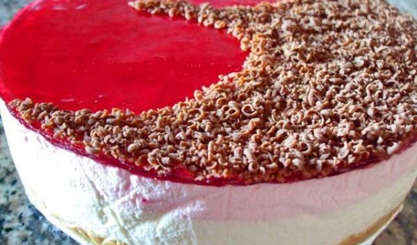 Tort-de-iaurt-cu-blat-de-biscuiti