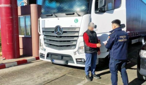 Autocamion fără drept de circulație pe teritoriul României, depistat la Stânca