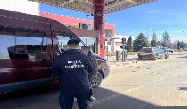 Carte de identitate falsă ascunsă, descoperită la controlul de frontieră