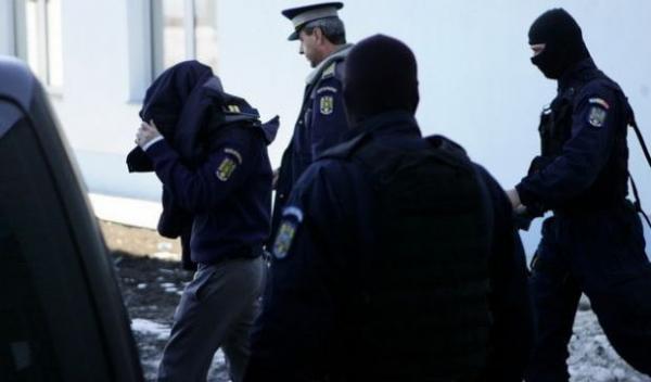 Politisti prinsi cu tigari