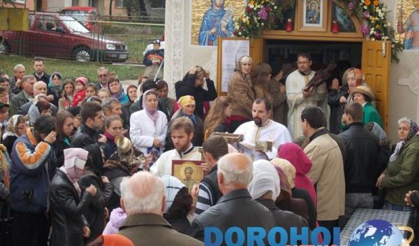 Credinciosi la hramul Bisericii Sf. Cuv. Paracheva din Dorohoi_02