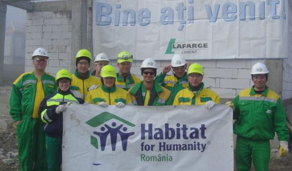 1 nov 2010_angajatii lafarge lucreaza la constructia locuintelor pentru sinistrati pe santierul Habi