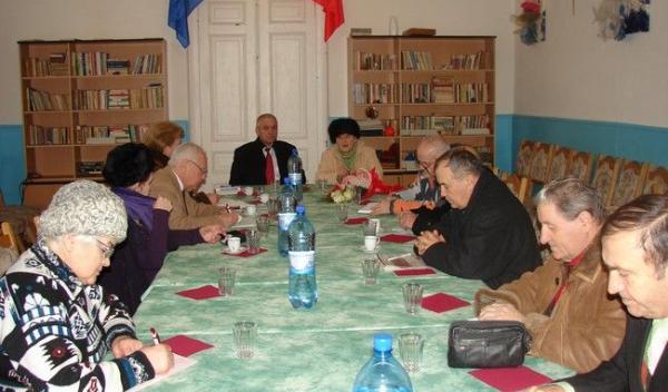pensionarii-si-prefectul-Macaleti