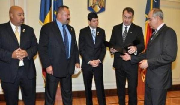 Cristian Cucoreanu-si-politisti-americani_1