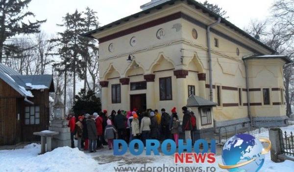 Elevii liceului Tehnologic Special Ion Pillat Dorohoi la spovedanie in postul Pastelui