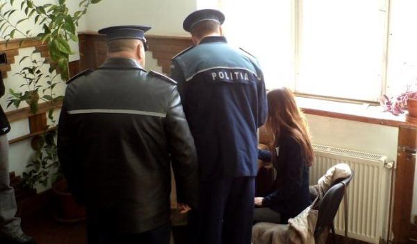 Zeci de elevi sunt scosi lunar din baruri de politisti