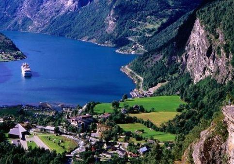 Norvegia cauta 40 de ghizi turistici
