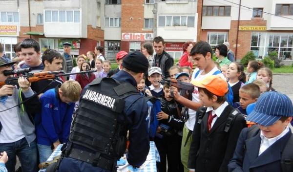 Ziua copilului - demonstratie jandarmi - Dorohoi3