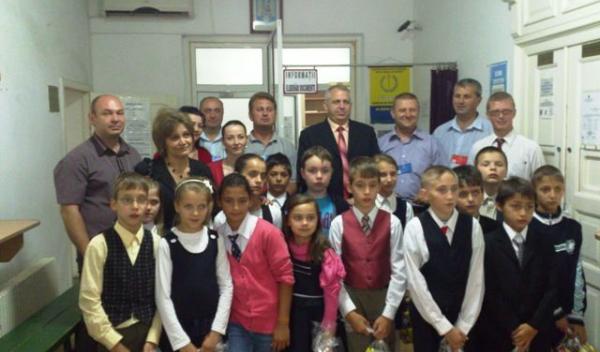 Funcţionarii din Prefectură, în mijlocul copiilor de 1 iunie