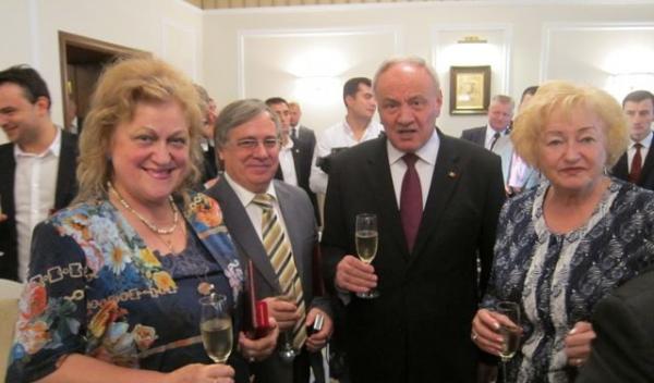 4. Medaliatii ciocnesc cupa de sampanie cu Presedintele tarii 