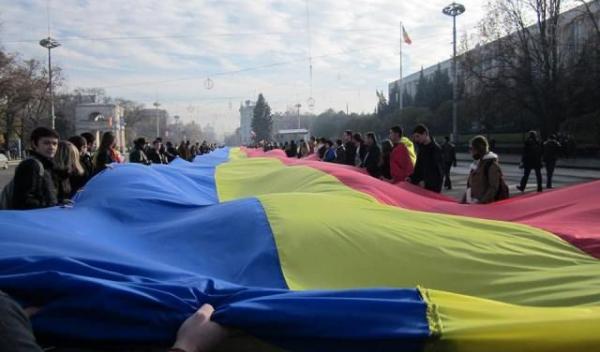 Tricolor_la_Chisinau_1_decembrie_2012
