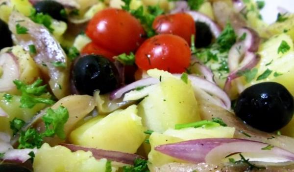 salata-de-cartofi-cu-peste-afumat