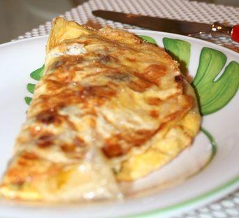 Omletă cu șuncă, ciuperci și ardei