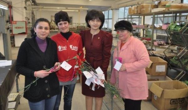 Mărţişor de senator - Doina Federovici a felicitat doamnele din Dorohoi - FOTO