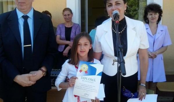 Deputatul PSD Tamara Ciofu  premiază cei mai buni elevi (2)